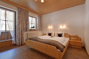 Bliemerhof-Aschau-Erlachweg-2-Ferienwohnung-65m2-Schlafzimmer